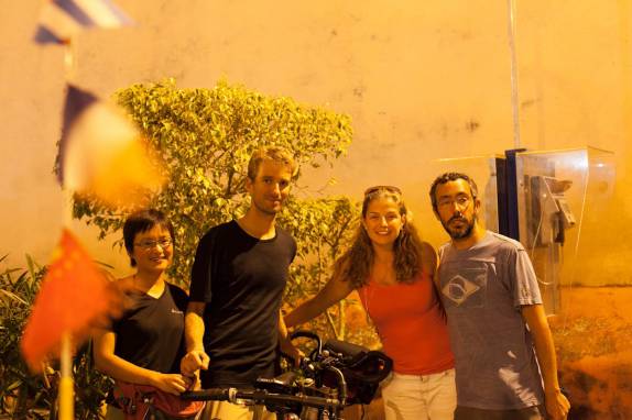 Encontro com um belga e uma chinesa, casal aventureiro que dá a volta em alguns continentes em uma bicicleta dupla (foto de Laura Schunemann em Camaguey - Cuba)